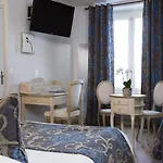 A L'hôtel Des Roys