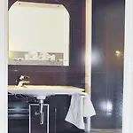 A L'hôtel Des Roys