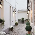 A L'hôtel Des Roys
