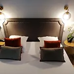 A L'hôtel Des Roys
