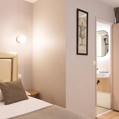 A L'hotel Des Roys 3* Versailles