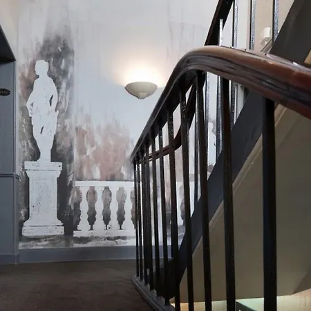 A L'hôtel Des Roys Versailles