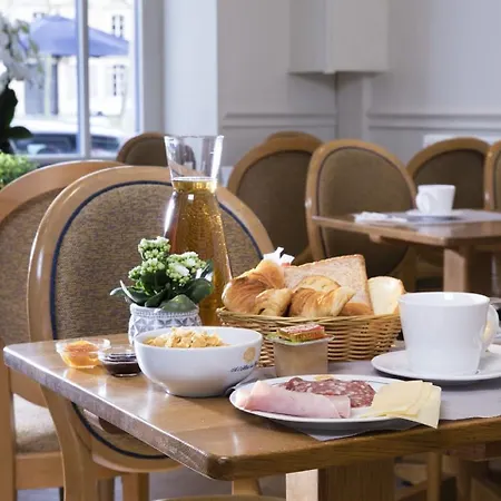 Hotel A L'hotel Des Roys 3*