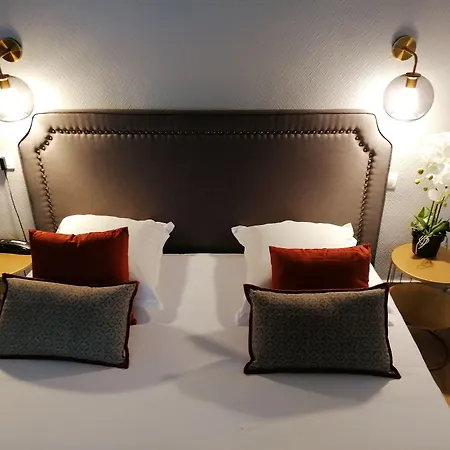 A L'hotel Des Roys