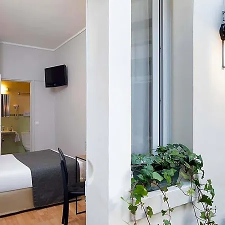 A L'hotel Des Roys 3*
