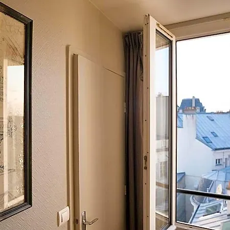 A L'hotel Des Roys