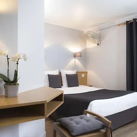 A L'hotel Des Roys