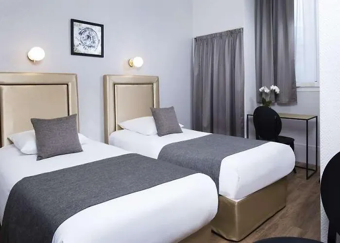 Отель A L'hotel Des Roys