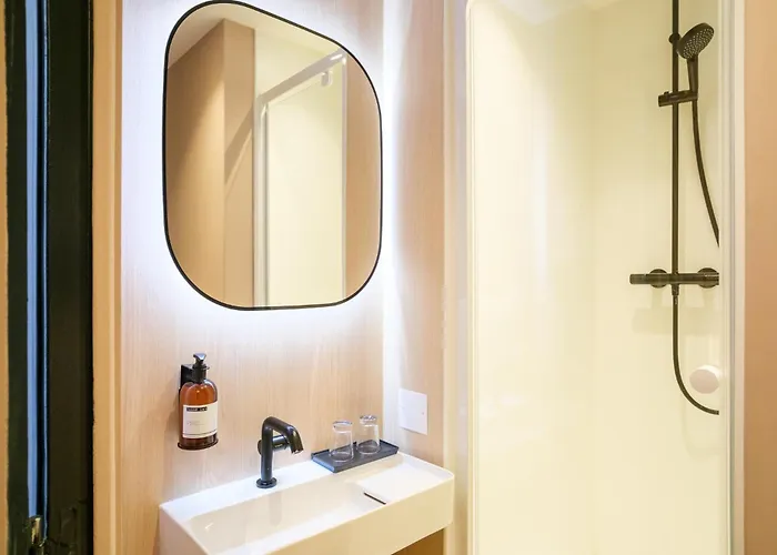 Отель A L'hotel Des Roys 3*