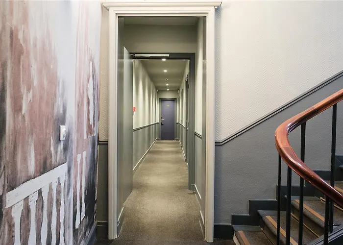 A L'hotel Des Roys 3* Версаль