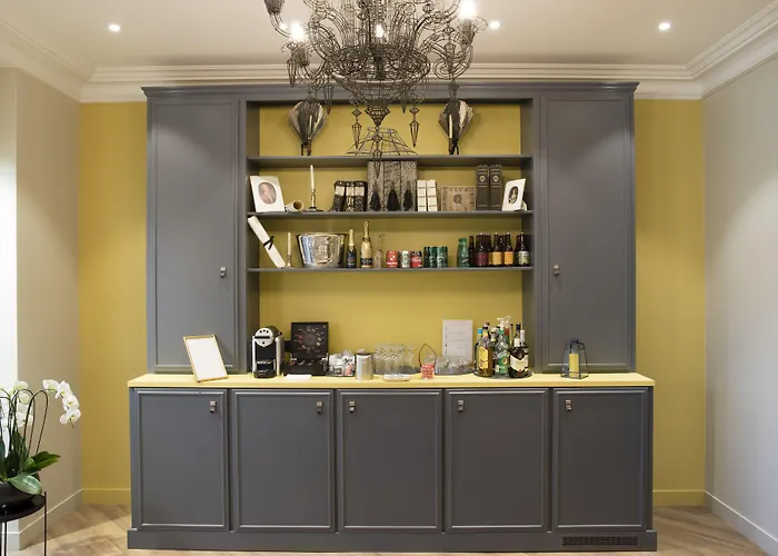 A L'hotel Des Roys 3*