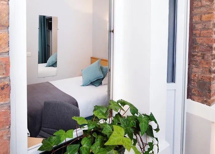 Отель A L'hotel Des Roys