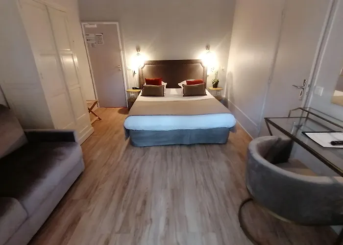 A L'hotel Des Roys Версаль