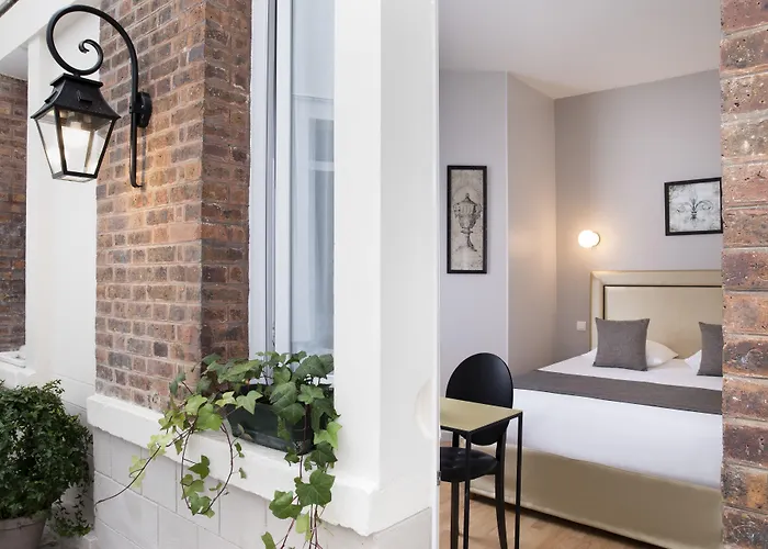 Отель A L'hotel Des Roys 3*