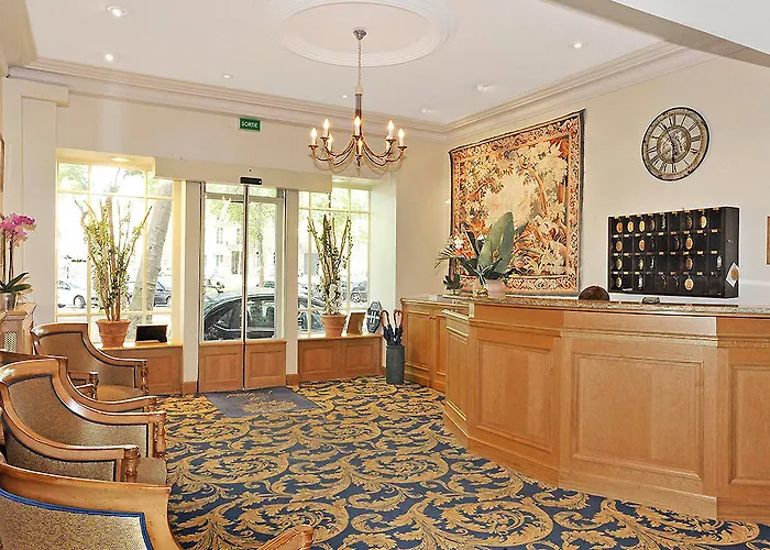 A L'hotel Des Roys Отель 3*