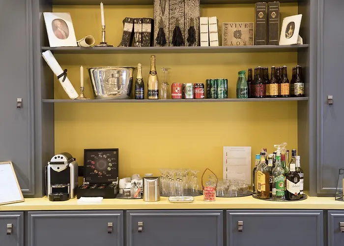 Отель A L'hotel Des Roys