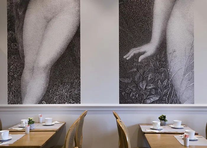 A L'hotel Des Roys 3*