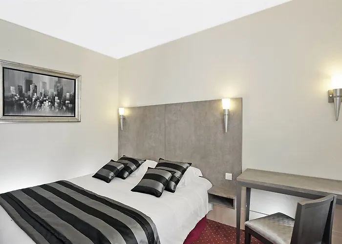 Отель A L'hotel Des Roys